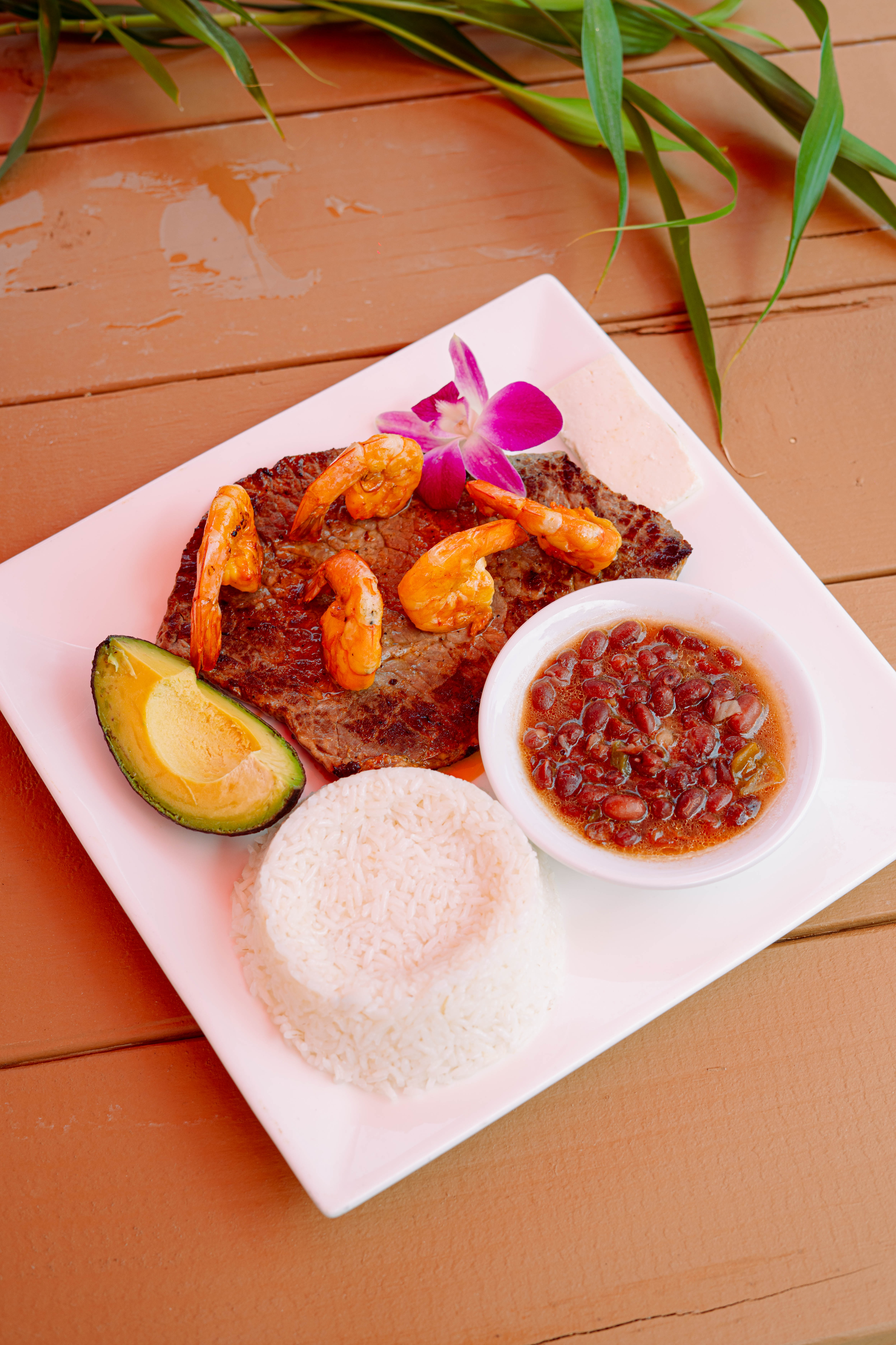 Breaded shrimp with rice and salad