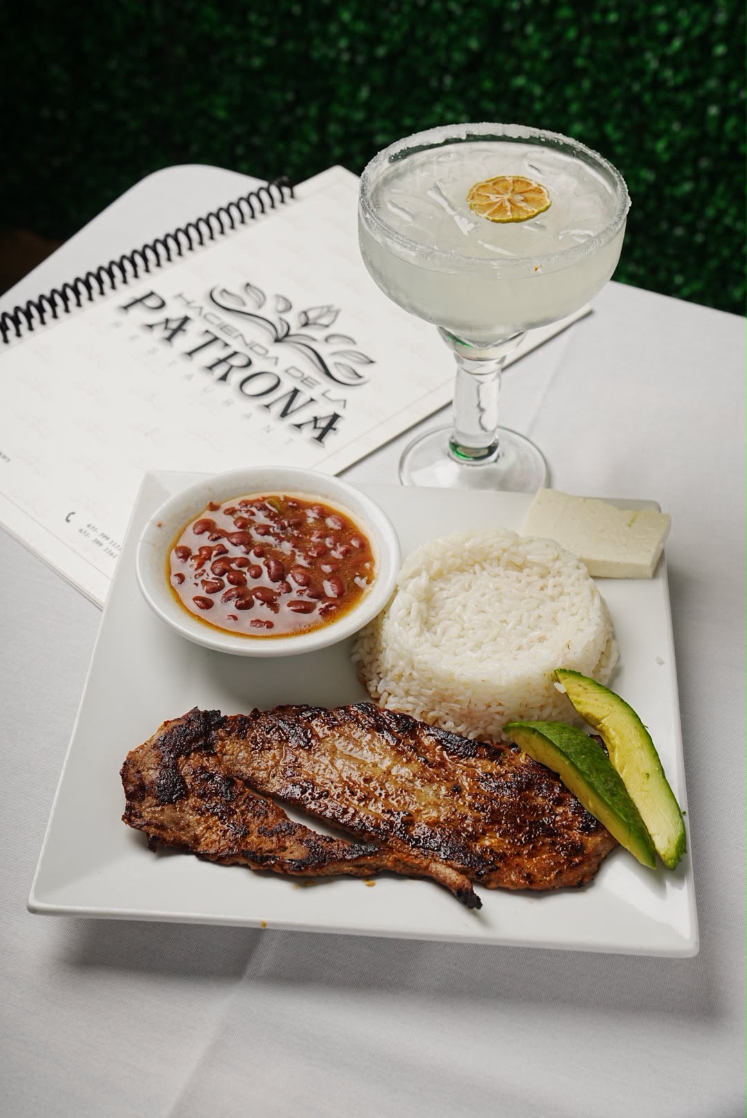 Grilled bistec with rice, beans and classic margarita